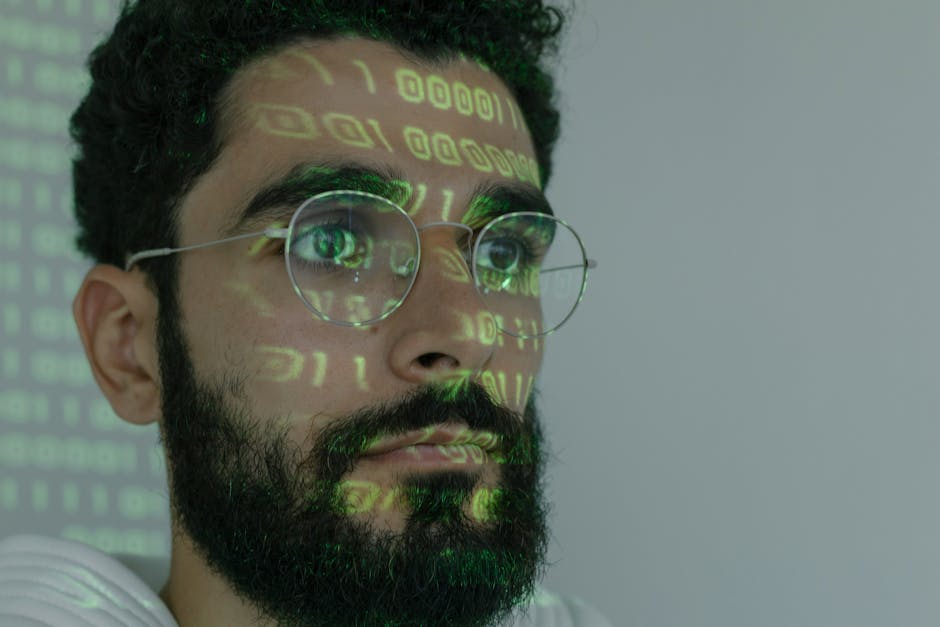 מפתחת כותבת קוד על מסך כפול